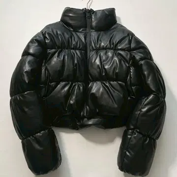 [ 인기 완판템 ] ZARA 인조 가죽 크롭 다운 자켓 블랙
