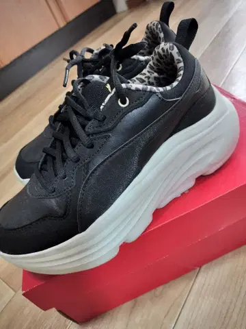 PUMA 통굽 스니커즈 블랙 레오파드 무늬