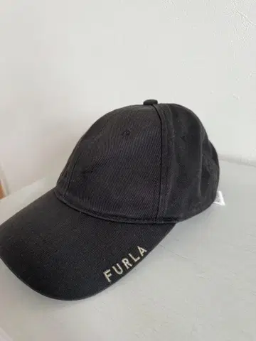 FURLA 블랙 캡 백 스트랩 포함