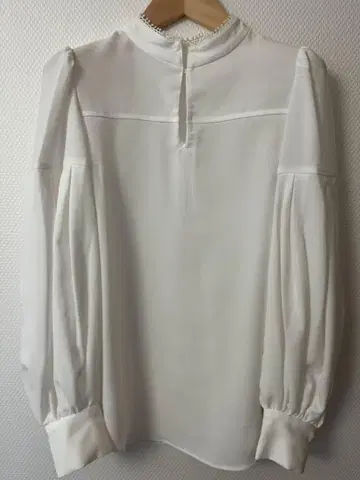 SNIDEL 화이트 벌룬 슬리브 블라우스