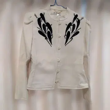 아이보리 자수 노카라 자켓