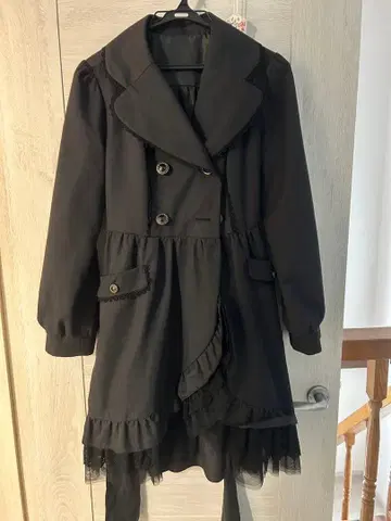 프릴 달린 블랙 트렌치코트