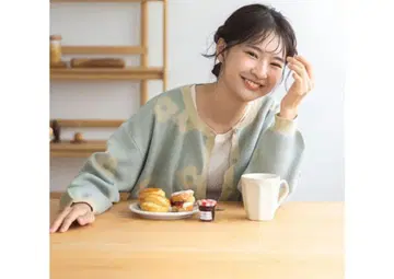 에그루니에 바이 사만사 모스모스 데이지 패턴 자카드 니트 가디건