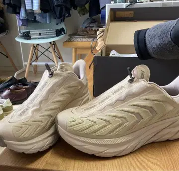 HOKA ONE ONE Project Clifton 센터 지퍼 스니커즈