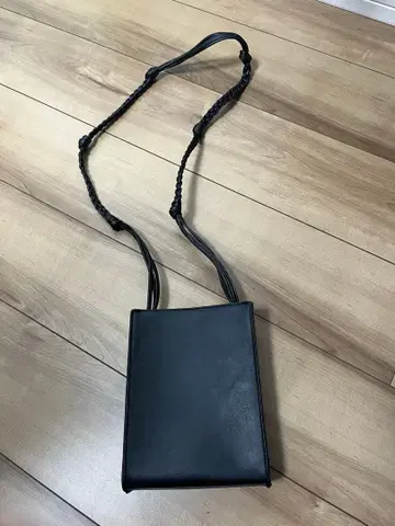 질 샌더풍 블랙 숄더백 슬림 디자인