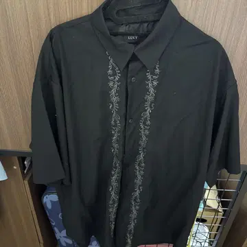 LUCY 블랙 자수 캐주얼 셔츠 반팔