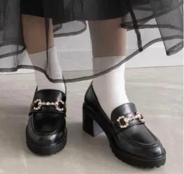 비쥬 장식 블랙 로퍼