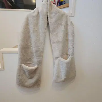 베이지 숄 포켓 부착 인조 모피