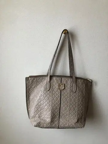 FURLA 엠보싱 가공 토트백 그레이지