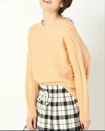 봄색 스튜디오 클립 코랄 가로 케이블 니트 코랄