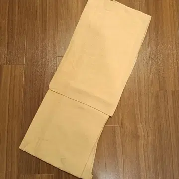 연한 베이지 색상의 이로무지 기모노 순수 실크 문양 포함