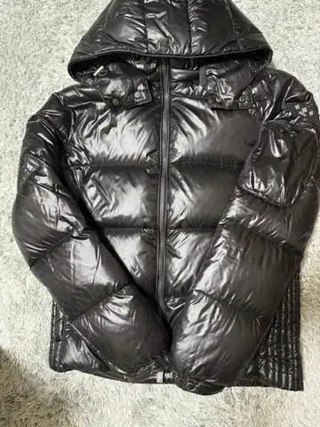 TATRAS 블랙 후드 부착 다운 자켓