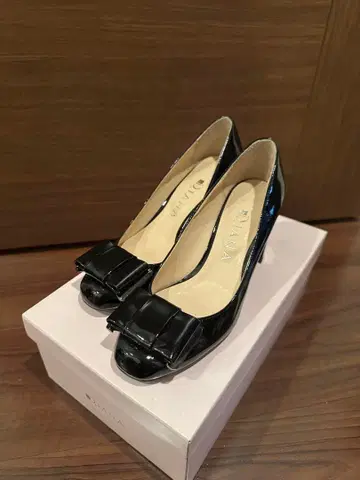 1회 단시간 사용 다이애나 에나멜 블랙 펌프스 22cm