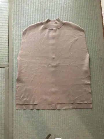 그린 라벨 릴랙싱 슬리브리스 니트 베이지