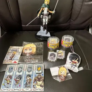 진격의 거인 크리스타 피규어 키링 외