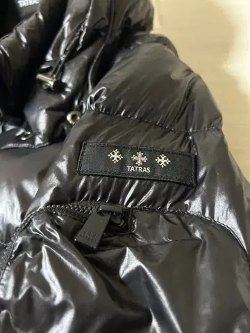 TATRAS 블랙 다운 자켓 후드 부착