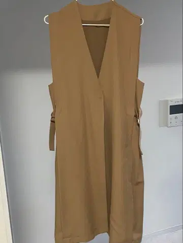 베이지 슬리브리스 랩 베스트