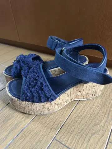 네이비 프릴 웨지 샌들