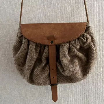 울과 가죽의 숄더백