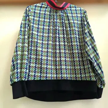 다색 긴팔 셔츠 리본 포함