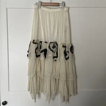 의류 가게 4298 프릴 장식 아이보리 플레어 스커트