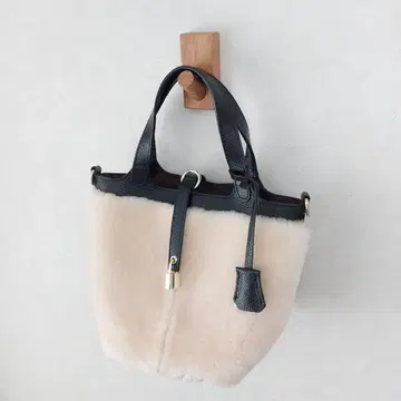 새상품급 ALEE 소가죽 무스탕 스퀘어 백 열쇠 포함 아이보리