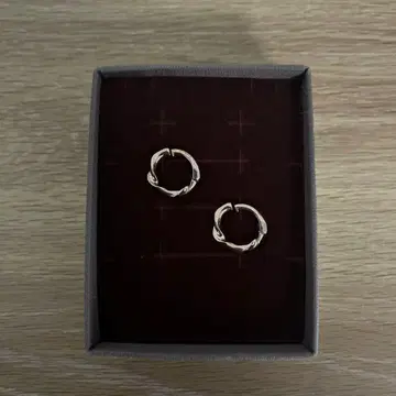 ete 허그 이어링 트위스트