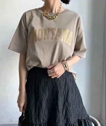 새상품급 doudou MONTANA 글리터 프린트 TEE 그레이쉬 베이지