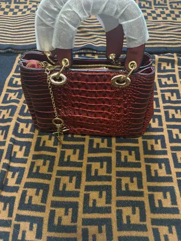 빨간색 악어 무늬 핸드백