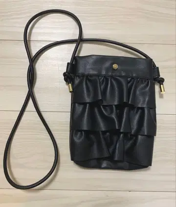 프릴 디자인 블랙 숄더백