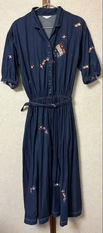 데님 자수의 멋스러움이 절묘한 잉게보그의 원피스입니다!