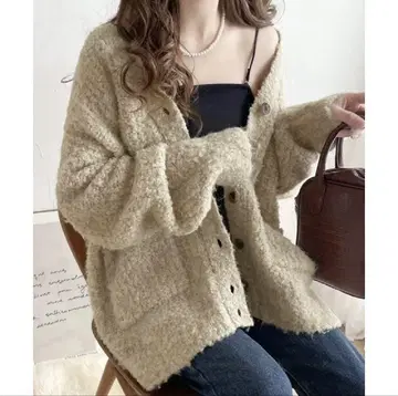 [ 새상품급 ] 클래식 엘프 부클레 V넥 가디건 베이지 S 사이즈