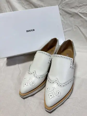 zucca 화이트 펀칭 디자인 로퍼