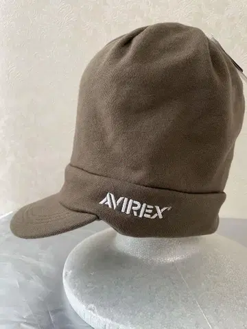 AVIREX 캡이 달린 브라운 니트 모자.