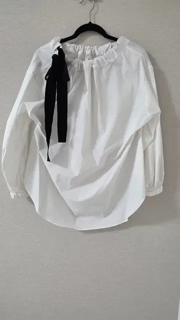 에센 로트레아몽 블라우스