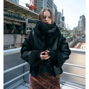 PERVERZE 무스탕 코트 B3