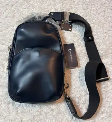 미사용 새상품 HERGOPOCH 엘르 바디백 네이비