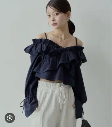 Chico 2way 크로스 프릴 디자인 블라우스