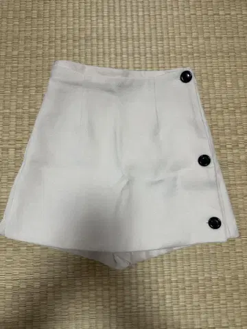 eimy istoire 버튼 디테일 화이트 숏팬츠 S 사이즈