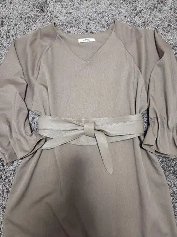 베이지 V넥 긴팔 원피스 허리 리본 포함