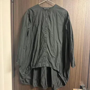 mizuiro ind 블랙 버튼 벌룬 셔츠
