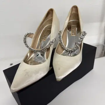 BADGLEY MISCHKA 아이보리 새틴 하이힐 펌프스