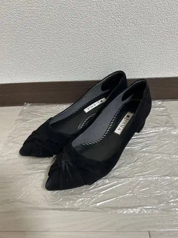 DAIANA 블랙 스웨이드 트위스트 펌프스