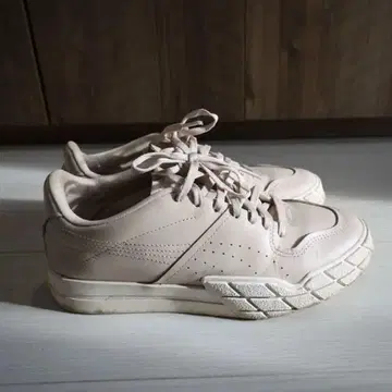 Puma 베이지 스니커즈