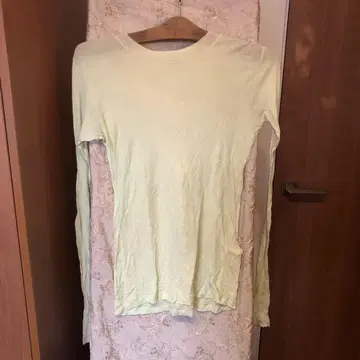 AURALEE 옅은 옐로우 그린 상의