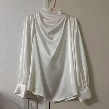 TONAL 하이넥 드레이프 블라우스 화이트 긴팔 택 포함 미사용 새상품