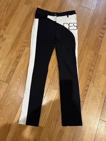 데상트 여성용 골프 팬츠 블랙과 화이트