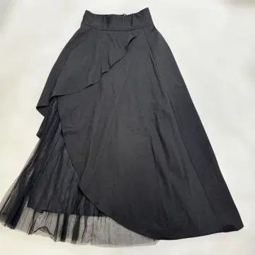 블랙 플레어 스커트 비대칭 디자인