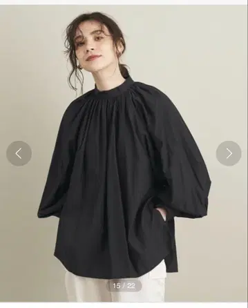 유나이티드 애로우즈 백 버튼 볼륨 슬리브 블라우스
