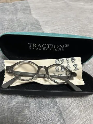 안경 프레임 (TRACTION PRODUCTIONS)